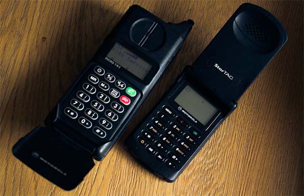 Những chiếc điện thoại nắp gập đầu tiên của Motorola MicroTAC 9800X và StarTAC