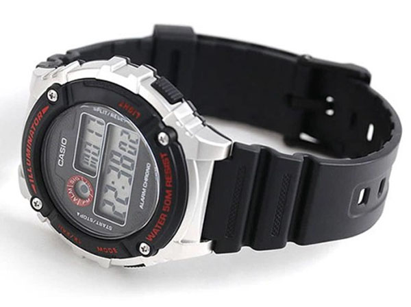 Đồng hồ Casio WR50m với nhiều chức năng: bấm giờ, báo thức và đèn LED