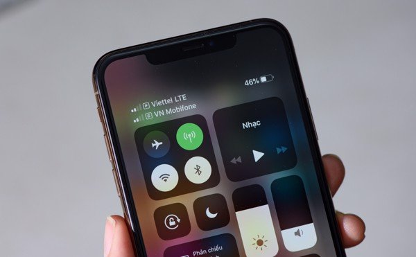 iPhone 13 cho phép sử dụng 2 SIM di động