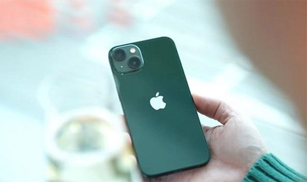 iPhone 13 màu xanh lá.