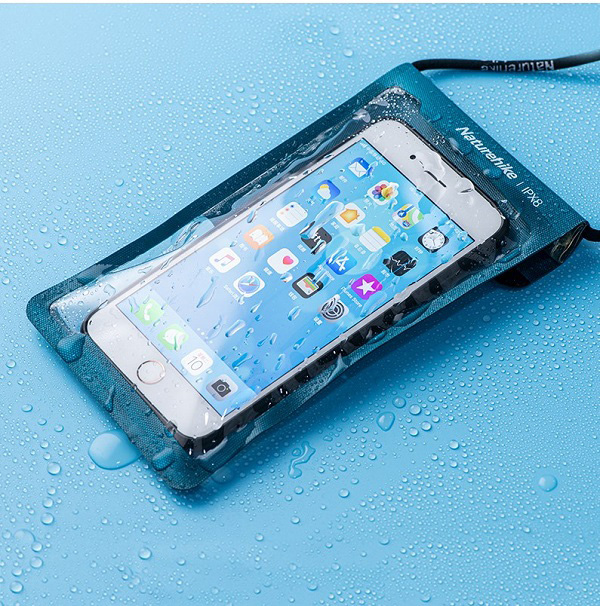Dùng túi chống nước cho iPhone