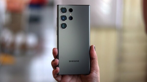 Samsung S24 bản Ultra được hoàn thiện bằng chất liệu Titan.
