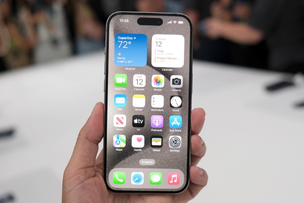 iPhone 15 Pro Max tích hợp màn hình OLED Super Retina XDR sắc nét