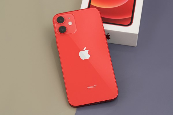 iPhone 11 màu đỏ là phiên bản nổi bật với sắc đỏ đậm