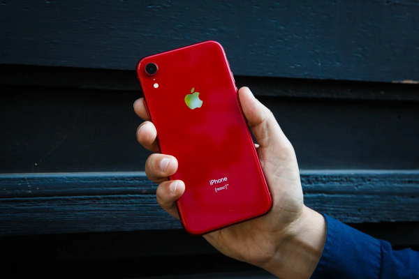 iPhone XR màu đỏ (PRODUCT)RED thiết kế trẻ trung với màn hình lớn 