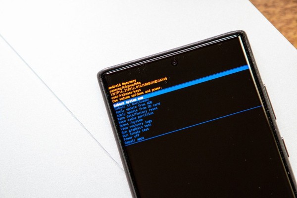 Chọn Reboot system now để khởi động lại thiết bị