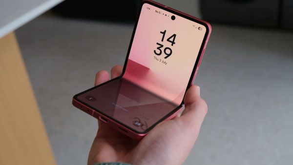 Z Flip 7 sở hữu màn hình FlexWindow lớn hơn, hiển thị sắc nét