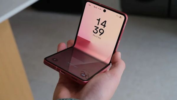 Z Flip 7 mang lại hình ảnh sắc nét, màu sắc sống động và khả năng hiển thị rõ ràng ngay cả dưới ánh nắng gắt