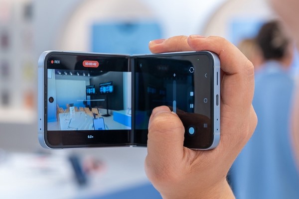 Hệ thống camera kép phía sau bao gồm cảm biến chính 50MP và camera góc siêu rộng 12MP