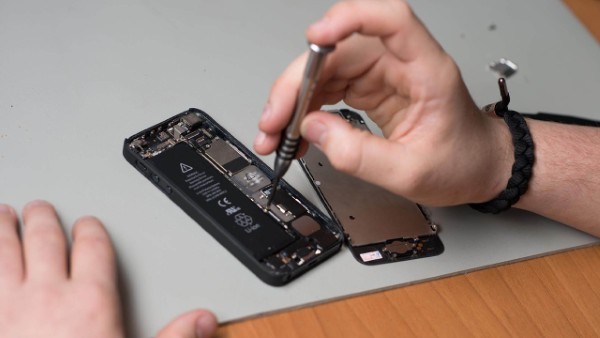 Mang iPhone đến cửa hàng sửa chữa được ủy quyền chính hãng Apple