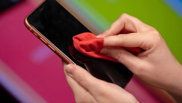 Vệ sinh làm sạch bề mặt màn hình iPhone