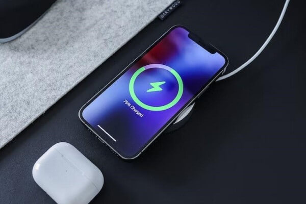 Sạc pin đầy cho thiết bị và chờ máy ổn định 