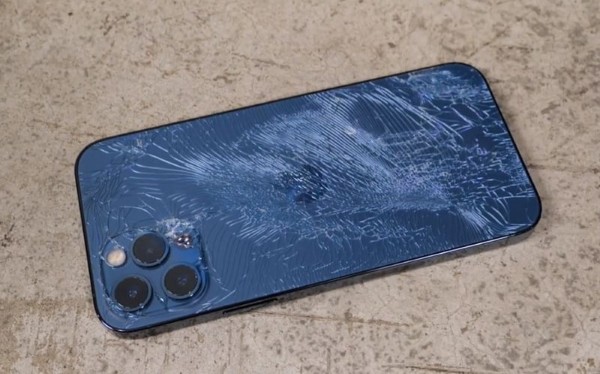 iPhone bị va đập mạnh dẫn đến hư hỏng phần cứng