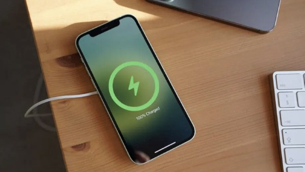Cắm sạc cho iPhone nhằm khắc phục tình trạng treo táo