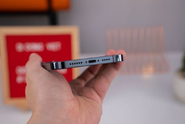 Vệ sinh cẩn thận loa iPhone