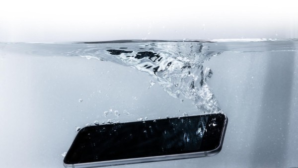 iPhone bị nước vào khiến loa bị rè hoặc mất âm hoàn toàn