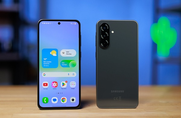 Cả hai thiết bị đều xuất xưởng với hệ điều hành Android 15 mới nhất