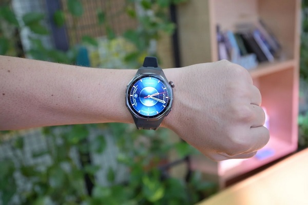 Màn hình của Watch GT 6 Pro có kích thước lớn hơn và sáng hơn