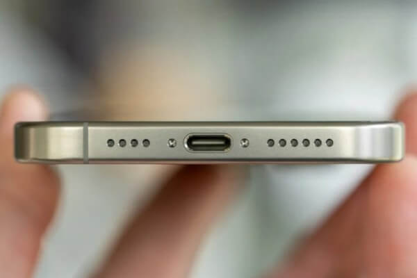 iPhone 16 Pro hỗ trợ sạc nhanh qua cổng USB-C