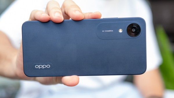 OPPO A17k sở hữu camera chính 8 MP tích hợp AI và camera trước 5 MP