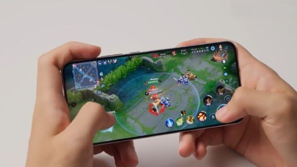 Trải nghiệm hiệu năng trên 2 thiết bị khi chơi game