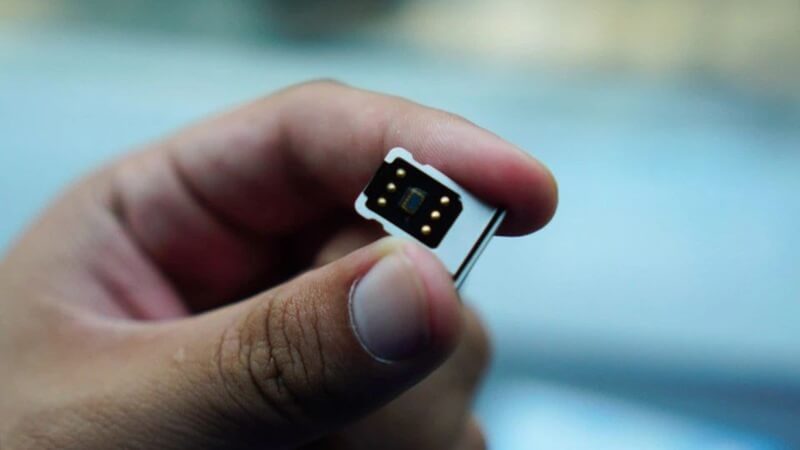 SIM ghép là bảng mạch điện tử siêu mỏng được đặt cùng với SIM Nano của iPhone Lock