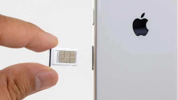 Lắp khay SIM đúng vị trí vào iPhone 