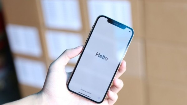 Màn hình iPhone hiển thị "Hello"