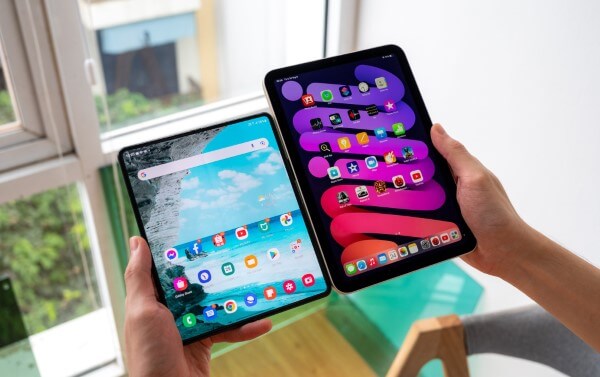 Samsung Galaxy Tab sử dụng Android và iPad vận hành trên iPadOS