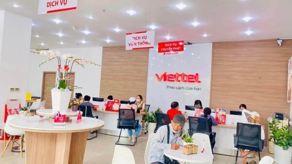 Người dùng đến cửa hàng hoặc điểm giao dịch của nhà mạng để được kiểm tra