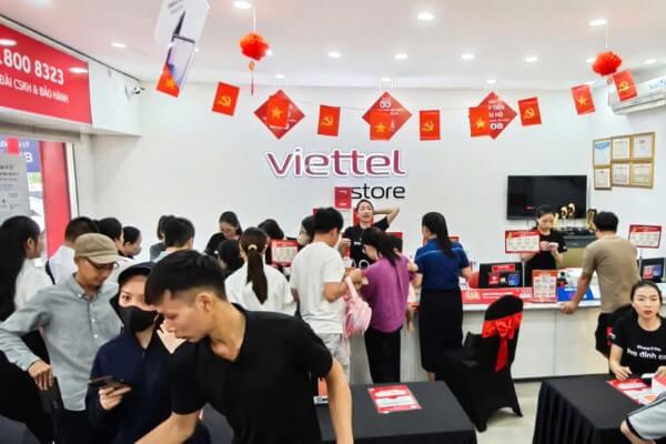 Khách hàng đến điểm giao dịch để được kiểm tra và hỗ trợ