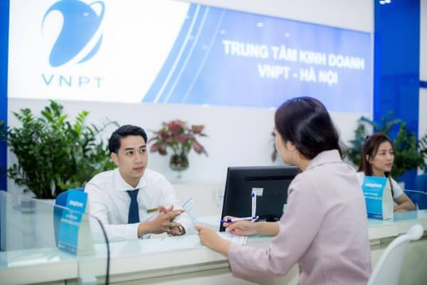 Khách hàng đến trực tiếp điểm giao dịch để được nhân viên kiểm tra và hỗ trợ xử lý
